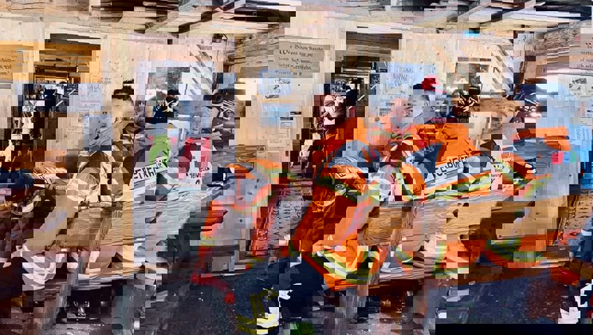  Gemütliches Beisammensein in einer Alphütte.