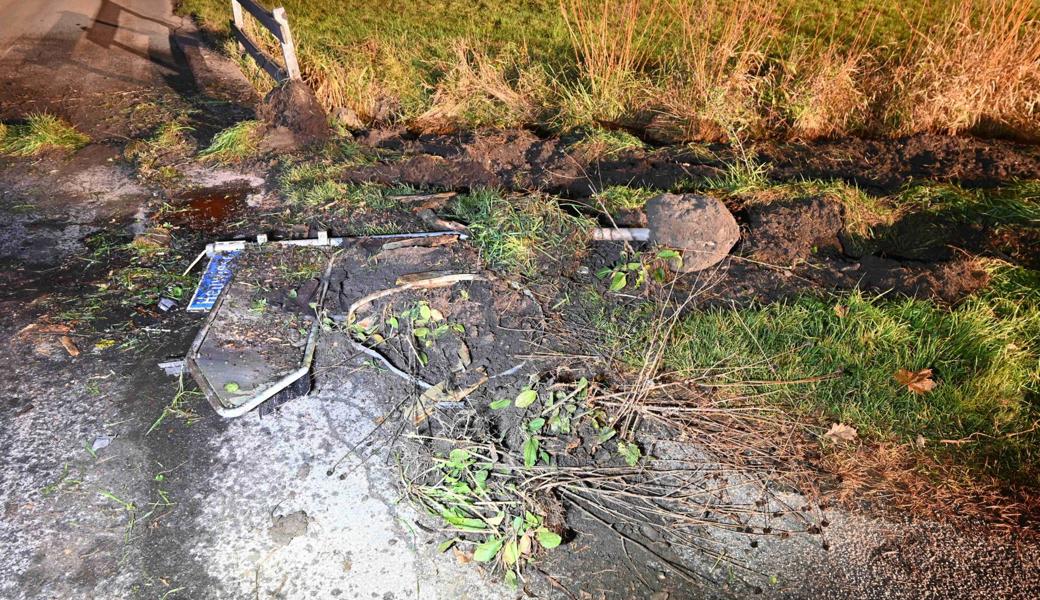 An Auto und Umgebung entstand Sachschaden in der Höhe von rund 10'000 Franken.