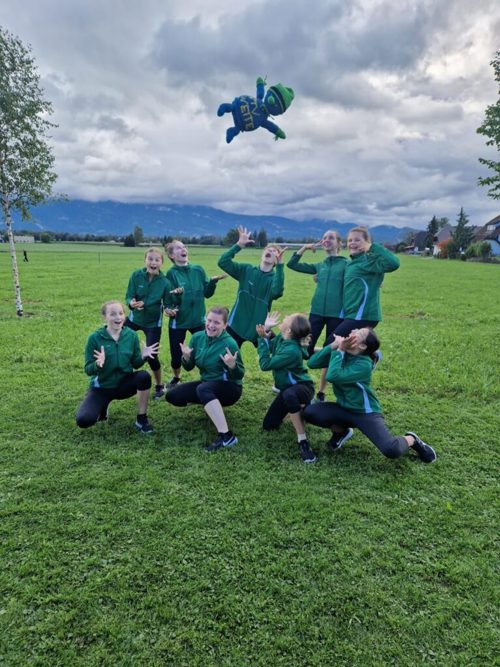  Das Maskottchen lebe hoch: Das Team Aerobic DTV Weite freut sich über die Note und den zweiten Platz. 