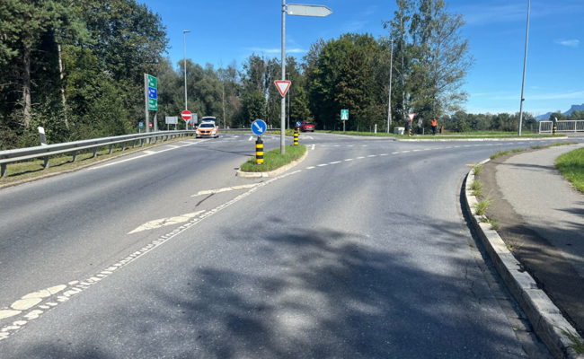 Kollision zwischen Auto und E-Bike: Radfahrer musste ins Spital überführt werden