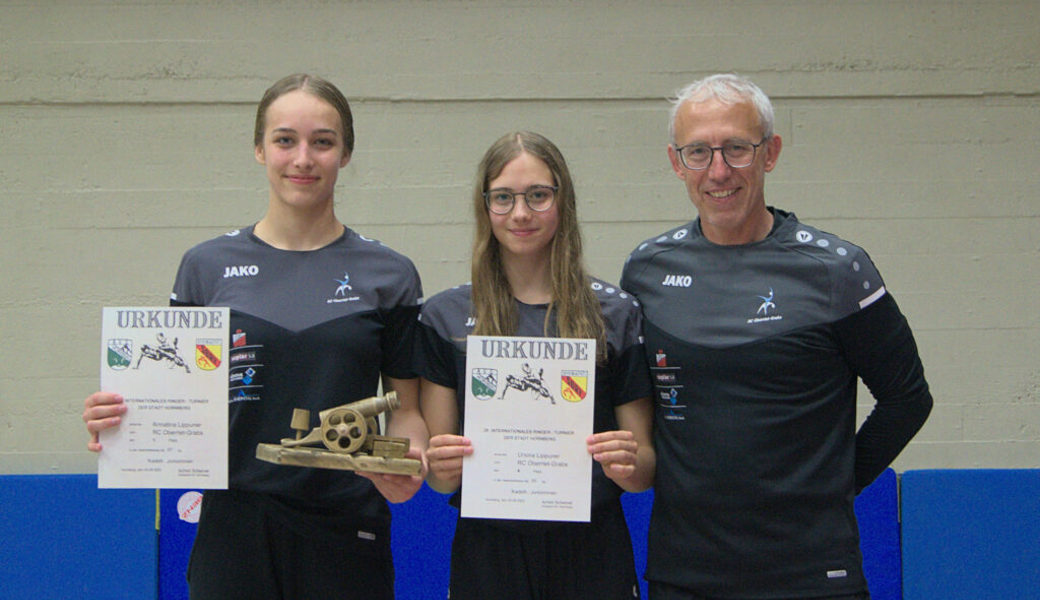  Erfolgreiche Protagonisten des RC Oberriet-Grabs am Turnier in Deutschland (von links): Annatina Lippuner, Ursina Lippuner sowie Trainer Jürg Lippuner. 
