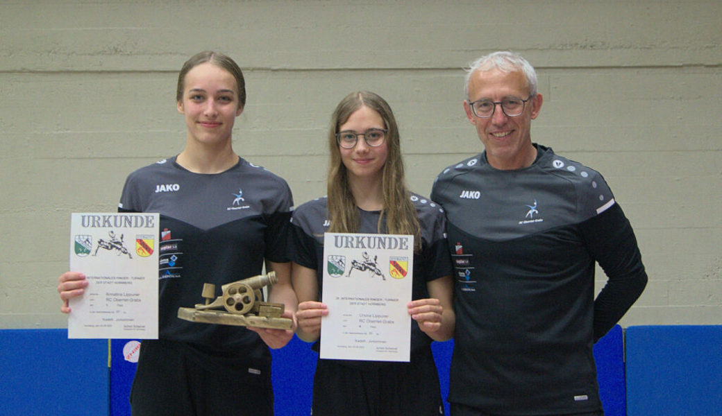  Erfolgreiche Protagonisten des RC Oberriet-Grabs am Turnier in Deutschland (von links): Annatina Lippuner, Ursina Lippuner sowie Trainer Jürg Lippuner. 
