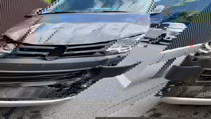  Auch das andere Unfallauto wurde massiv beschädigt. 