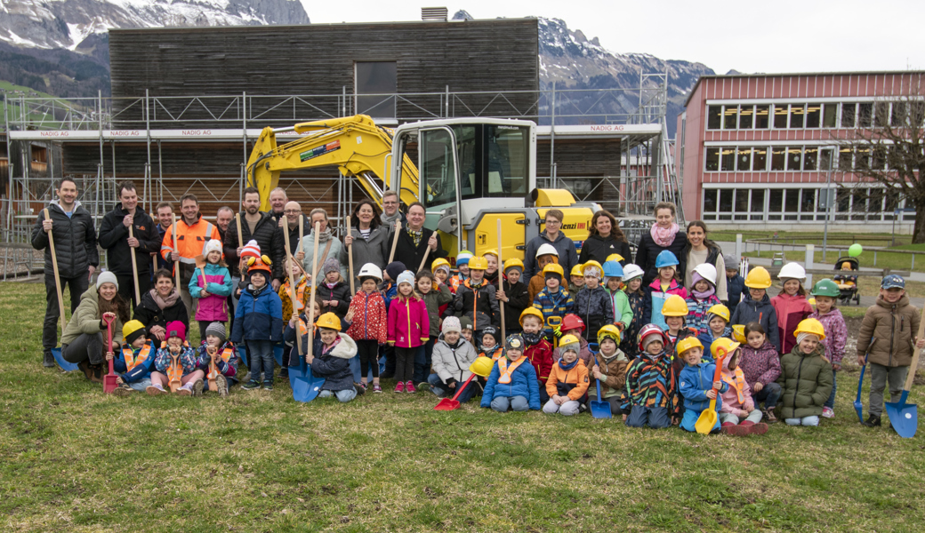 Gemeinsam mit Architekten und Gemeindeverantwortlichen: die Kinder des Kindergartens Unterdorf/Mühlbach durften beim Spatenstich mitmachen.