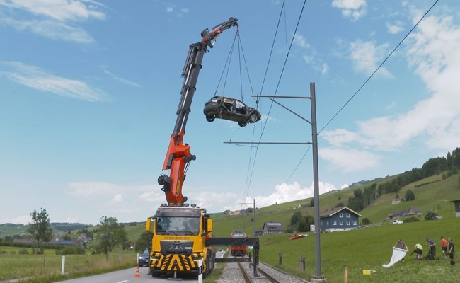 Kollision zwischen Auto und Zug – zwei Personen und ein Hund verletzt