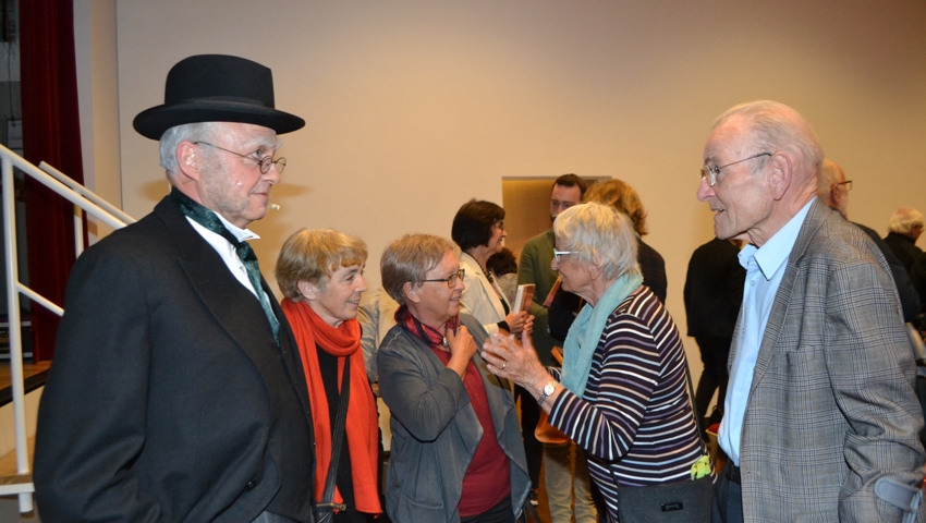  Peter Keller-Giger (links) im Gespräch mit Mathäus Lippuner. Im Hintergrund (zweite von links), die Ur-Ur-Enkelin von Matheus Eggenberger, Vreni Stässle.