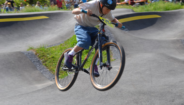 Hundert Fahrer feiern in Altstätten eine starke Pumptrack-Premiere, bis ein Unfall den Final überschattet