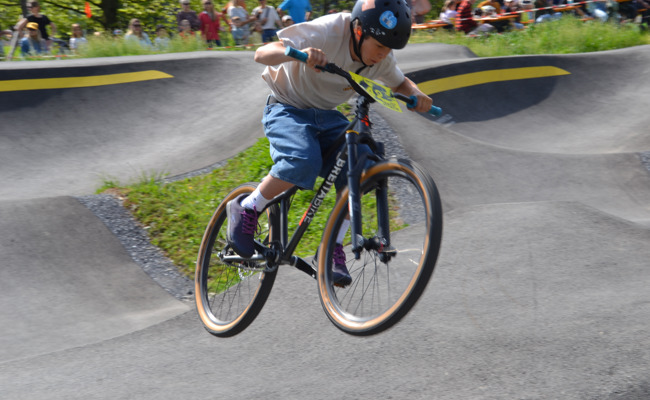 Hundert Fahrer feiern in Altstätten eine starke Pumptrack-Premiere, bis ein Unfall den Final überschattet