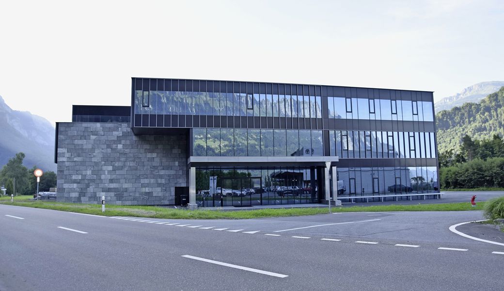 Harmonische Verbindung zwischen Natur und Innovation: Das neue Gebäude der Üseri Firma AG. 