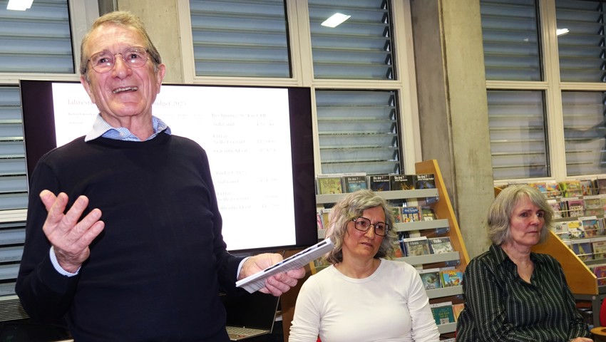 Präsident Alois Bischof informierte über den bevorstehenden Umzug der Bibliothek.