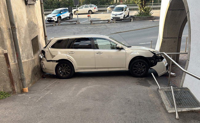 Gas und Bremse verwechselt – 87-Jähriger bleibt mit Auto zwischen Häusern stecken