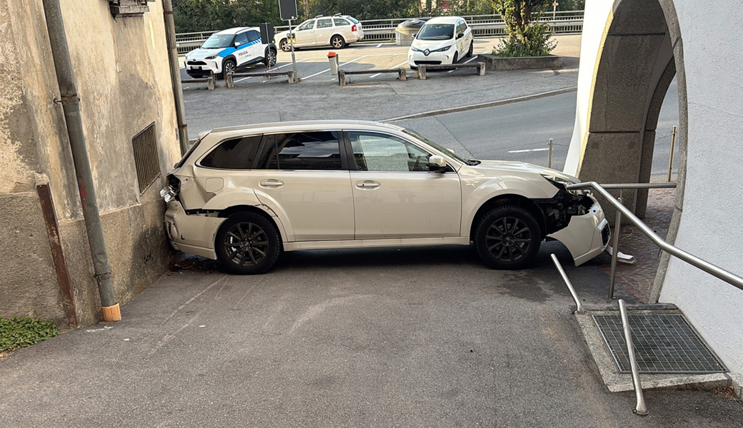 Gas und Bremse verwechselt – 87-Jähriger bleibt mit Auto zwischen Häusern stecken
