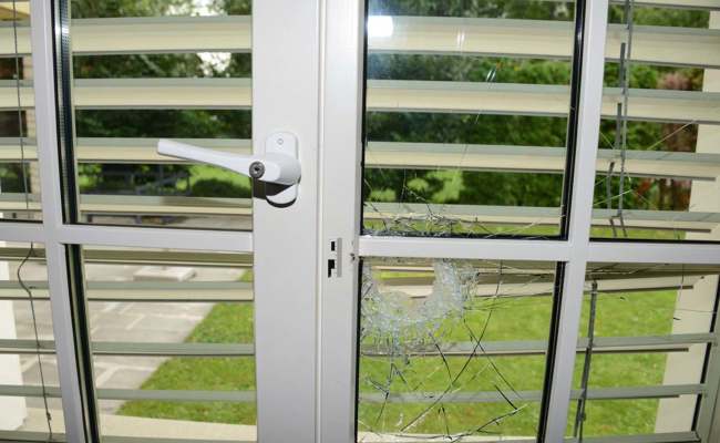 Einbrecher schlägt Fenster ein und durchsucht Wohnhaus