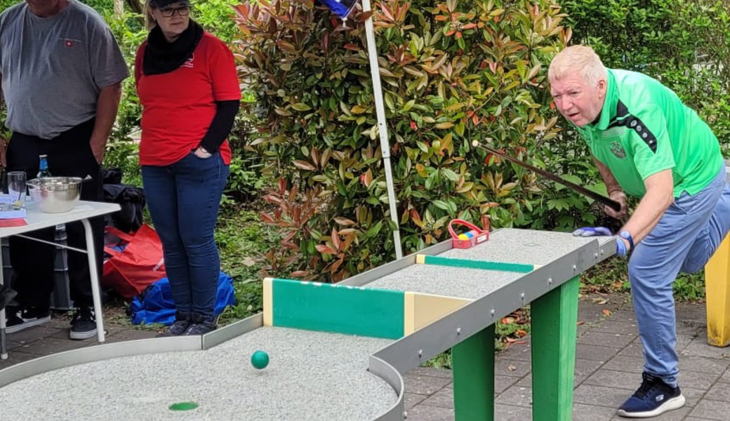 Volle Konzentration auf Tisch 15: Hans Hardegger locht im ersten Versuch ein. Der Final verlief sehr  ausgeglichen, der Spieler vom PPC Buchs gewann erst am letzten Tisch.