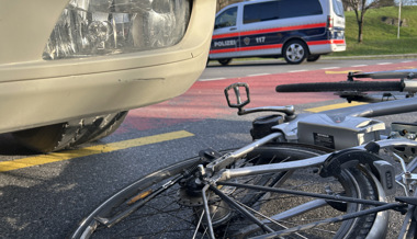 Platzwunde am Kopf nach Streifkollision zwischen Lastwagen und E-Bike