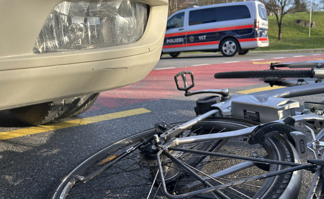 Platzwunde am Kopf nach Streifkollision zwischen Lastwagen und E-Bike