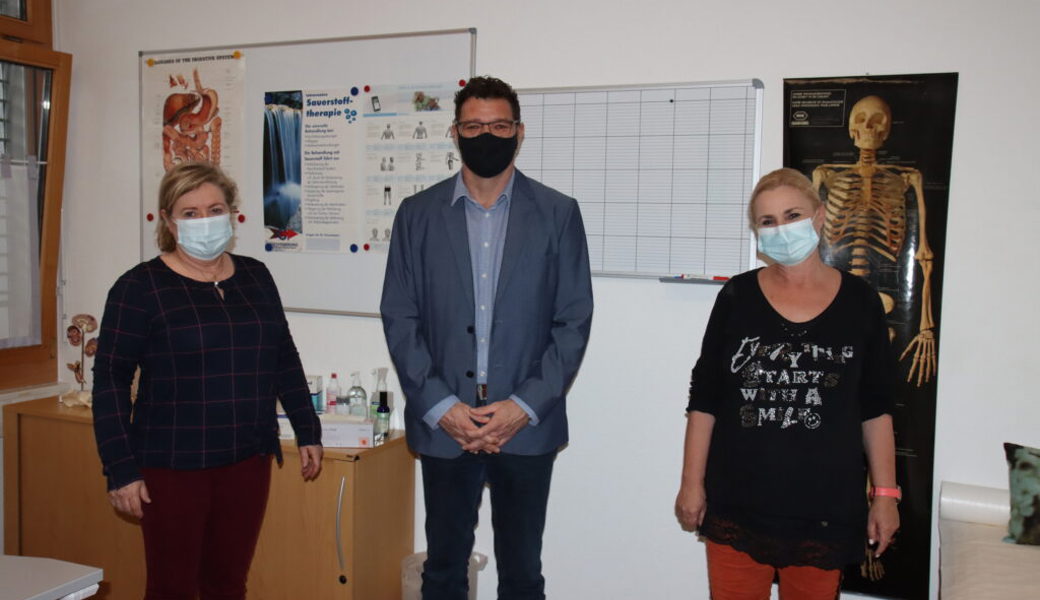  Gesucht und gefunden (von links): Dr. med. Daniela Kaergel, Sennwalds Gemeindepräsident Bertrand Hug und Charlotte Herkströter, Leitende Medizinische Praxisassistentin Gesundheitszentrum Kaergel GmbH in Sennwald. 
