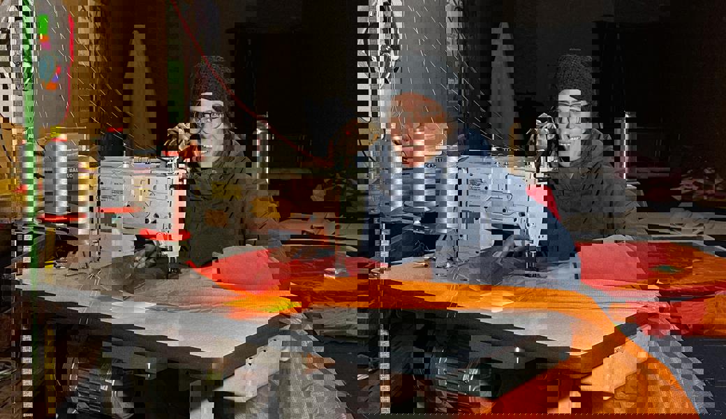 Anja Müggler aus Altstätten ist eine von rund 200 aktiven Heissluftballon-Pilotinnen und -Piloten. Die Journalistin ist aber eine der wenigen, die selbst einen solchen baut. Derzeit ist sie mit dem Nähen der Hülle beschäftigt.