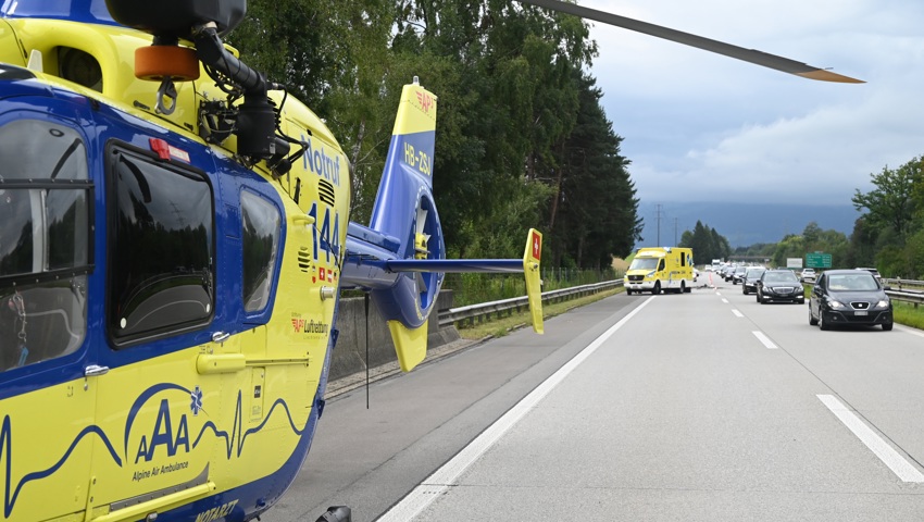 Wegen der Landung und des Starts des Rettungshelikopters war die Fahrbahn kurzzeitig blockiert. Wegen der Landung und des Starts des Rettungshelikopters war die Fahrbahn kurzzeitig blockiert.