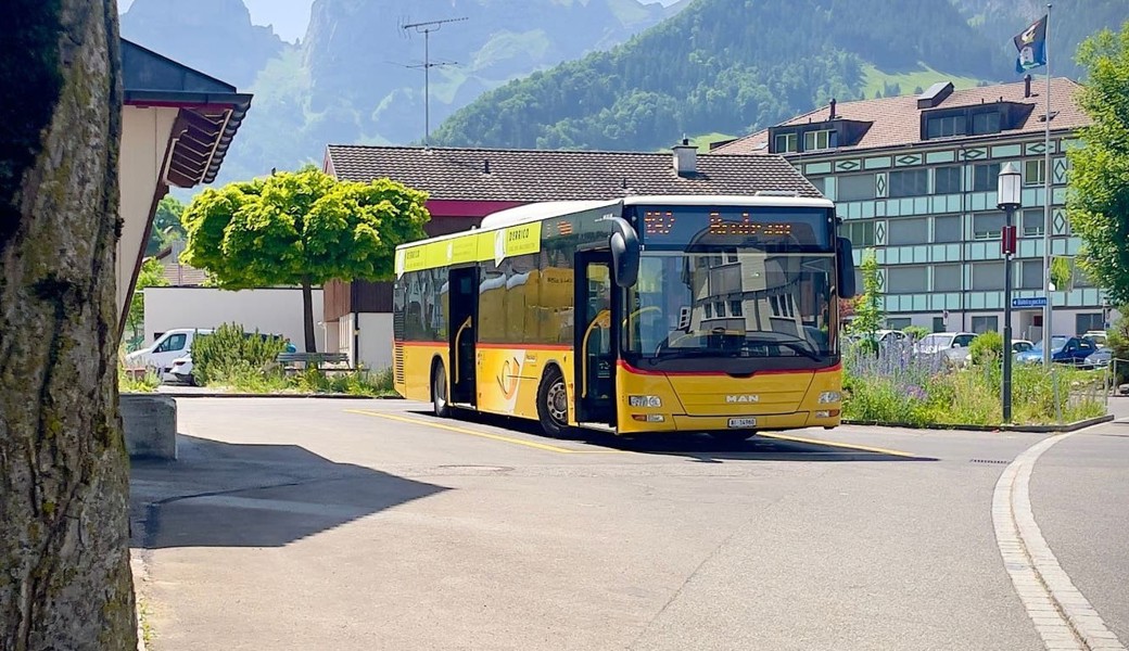 Das Postauto wartet auf den Anschlusszug in Weissbad. Danach muss der Chauffeur zünftig gasgeben.