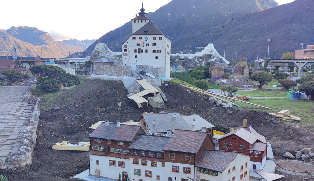 Umgebungsarbeiten: Schloss und Städli Werdenberg kurz vor der Vollendung im Schwissminiatur in Melide.