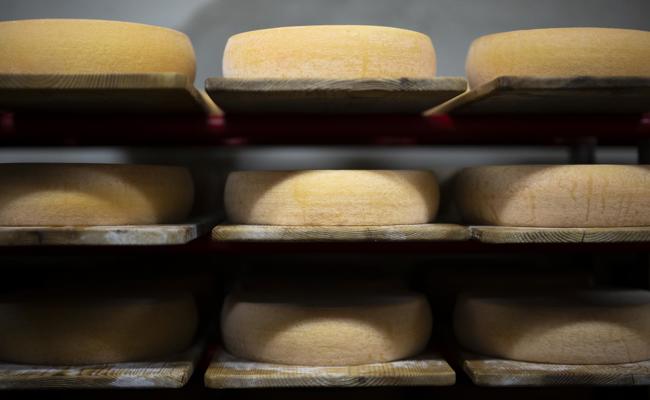 Mann wird in Käsekeller eingeklemmt und stirbt