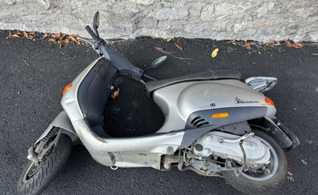 Rollerfahrerin überholt rechts und übersieht einen Lieferwagen