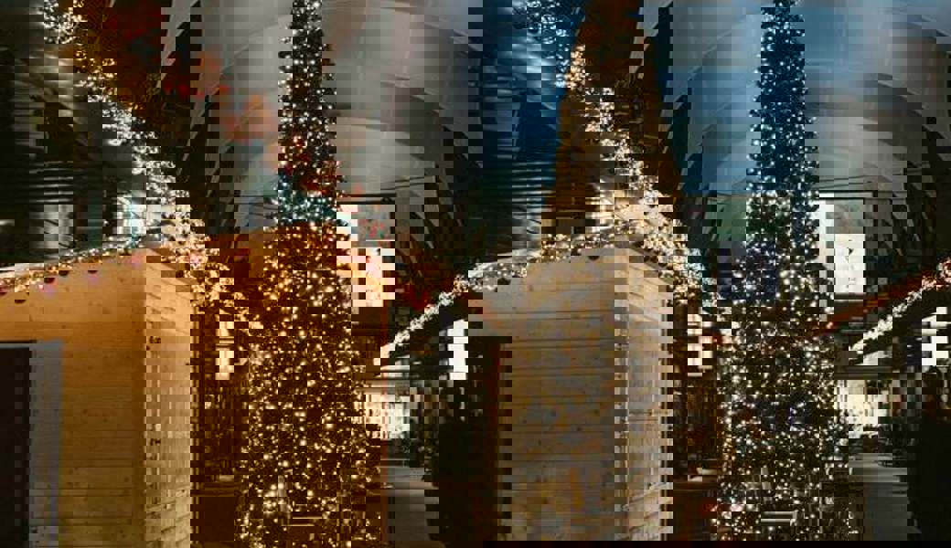 Der Wunschbaum in der Gass in Buchs: Das Projekt soll Freude, Nächstenliebe und Solidarität fördern. 