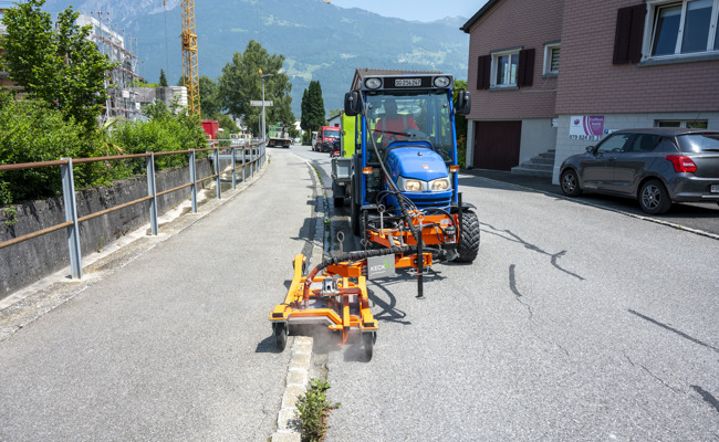 Mit klarem Wasser gegen Unkraut: Wie Gemeinden ohne Chemie die Strassen reinigen