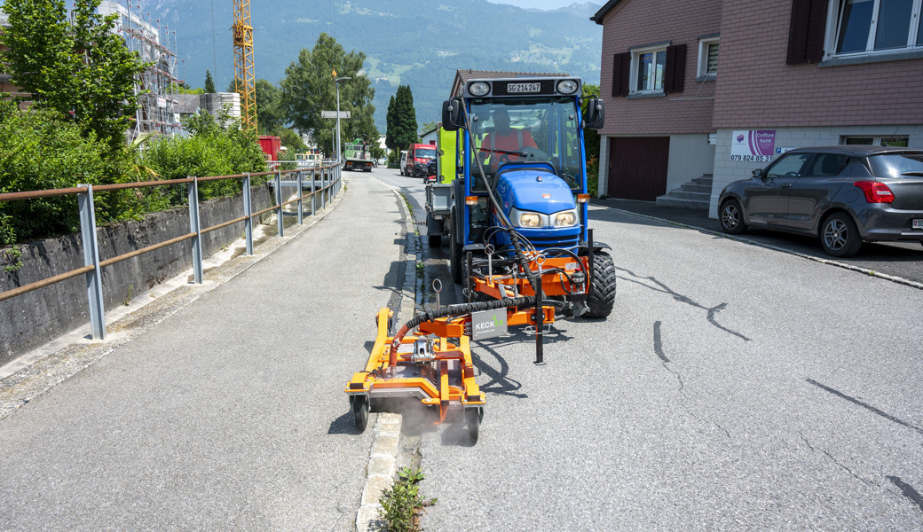 Mit dem Arm können grössere Teile des Randsteins auf einmal bedampft werden.
