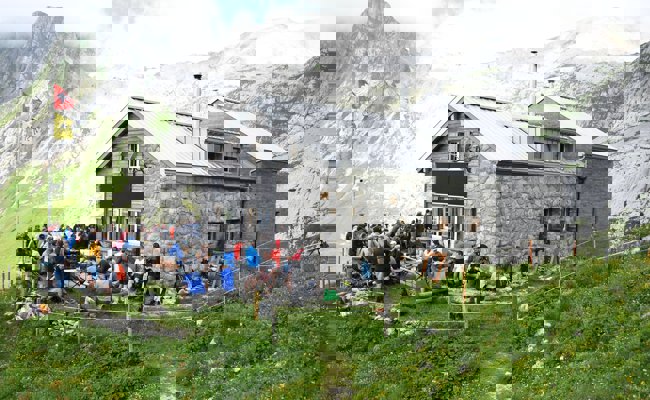 Rekordzahlen, Bergunfälle, Saisonverlängerung: So verliefen die letzten Monate auf der Zwinglipasshütte