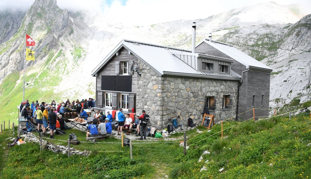 Die Zwinglipasshütte, hier Ende Juni während der Hötteträgete, liegt oberhalb von Wildhaus auf einer Höhe von 1999 Meter.