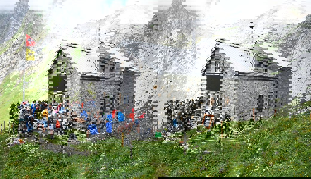 Rekordzahlen, Bergunfälle, Saisonverlängerung: So verliefen die letzten Monate auf der Zwinglipasshütte