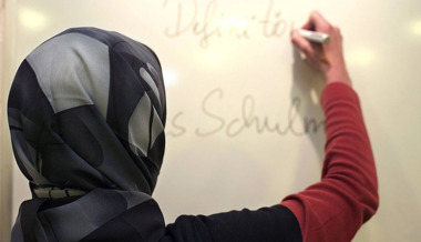«Kopftuch, Kippa oder Turban haben an unseren Schulen nichts verloren»: Kantonsrat stimmt Motion zu