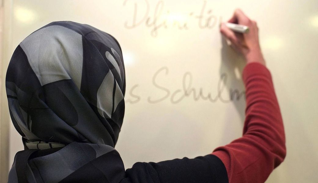 «Kopftuch, Kippa oder Turban haben an unseren Schulen nichts verloren»: Kantonsrat stimmt Motion zu