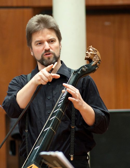  Thilo Hirsch stellt am Naturton und Oberton Symposium die Tromba marina (Trumscheit) vor.<br />