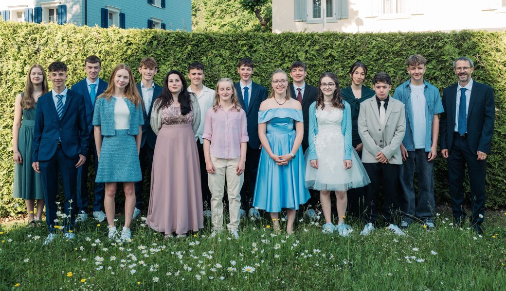 Die Konfirmandinnen und Konfirmanden, von links: Maja Arnold, Lukas Beusch, Carla Büchler, Mike Fonjallaz, Joas Füllemann, Lukas Hagmann, Fabio Huber, Jan Langenegger, Aurelia Luban, Runa Lutz, Riana Morciano, Felicia Samu, Eveline Schoch, Theo Schwendener und Dominic Vetsch mit Diakon Hansandres Egli.