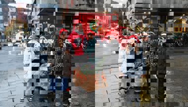 Weihnachtswichtel verschenken entlang der Bahnhofstrasse Gutscheine