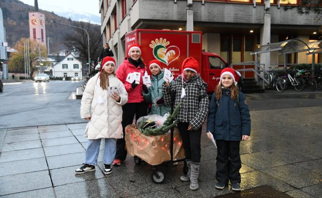 Weihnachtswichtel verschenken entlang der Bahnhofstrasse Gutscheine