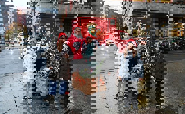 Weihnachtswichtel verschenken entlang der Bahnhofstrasse Gutscheine