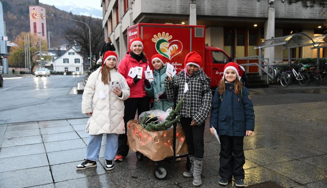  Die Weihnachtswichtel verteilen Gutscheine für Buchser Geschäfte. 