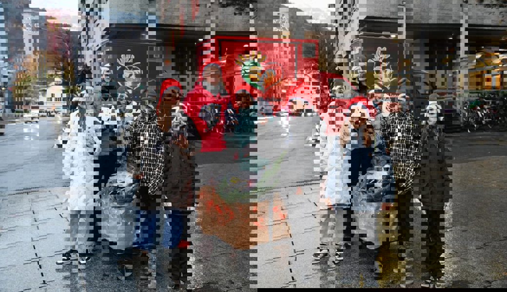  Die Weihnachtswichtel verteilen Gutscheine für Buchser Geschäfte. 