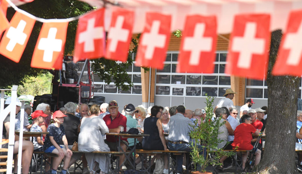  Das Publikum unter Schatten spendenden Bäumen. Bilder: Hansruedi Rohrer