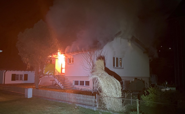 Feuer zerstört Einfamilienhaus