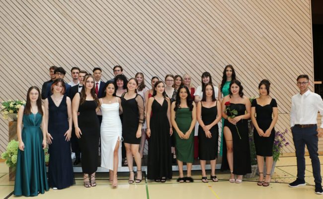 Mit der Diplomfeier einen wichtigen ersten Meilenstein im Berufsleben gefeiert