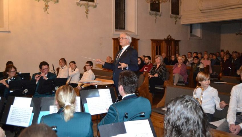  Die Bürgermusik, Leitung Christian Schlegel, spielt zum Auftakt des Kirchenkonzerts den Bundesrat Bovin Marsch.