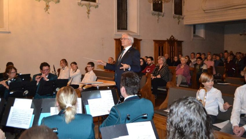  Die Bürgermusik, Leitung Christian Schlegel, spielt zum Auftakt des Kirchenkonzerts den Bundesrat Bovin Marsch.