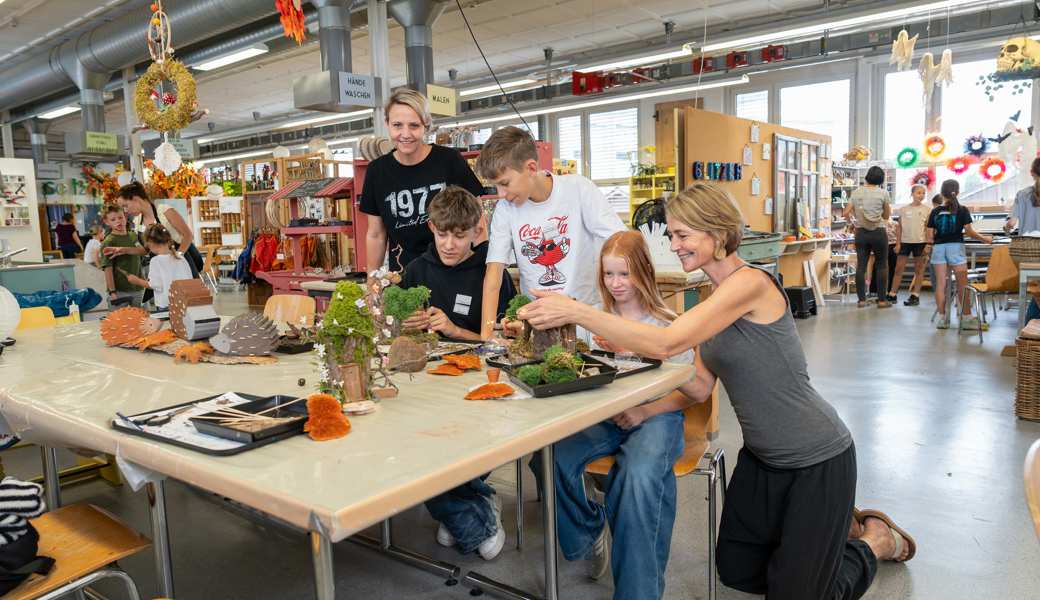 Die Initiantinnen Michelle Meier-Widrig (rechts) und Evelyne Crescente (links) unterstützen Lio, Nuriel und Malia Ritter aus Untereggen beim Herbstbasteln (von links).