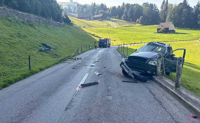 Mit Auto über Böschung von einer Strasse auf die andere überschlagen