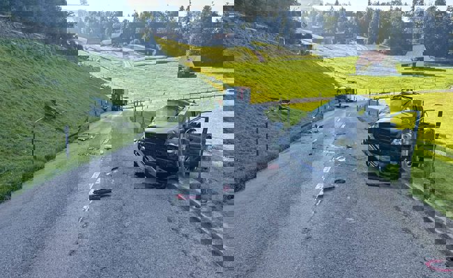 Mit Auto über Böschung von einer Strasse auf die andere überschlagen